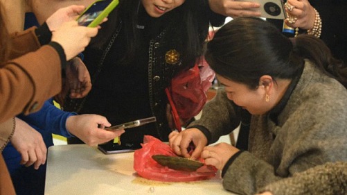 【中心动态】江财新商界“三八”妇女节珍珠DIY活动圆满举行591.jpg