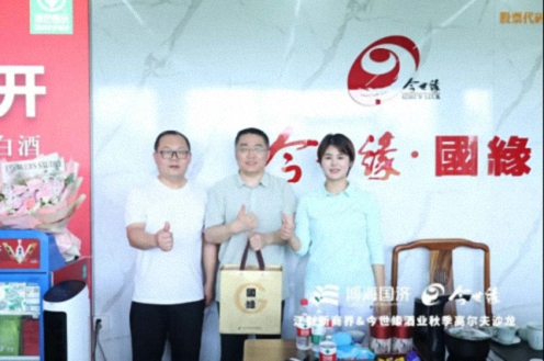 【中心动态】挥杆论道 智汇商机——江财新商界&今世缘酒业举行高尔夫球体验沙龙455.jpg